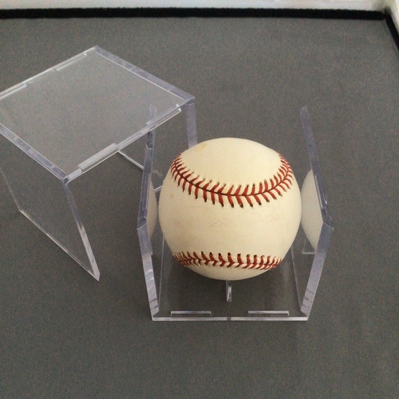 Autographed Baseball: New York Yankees Mickey Rivers #17, faded signature - Picture 3 of 7